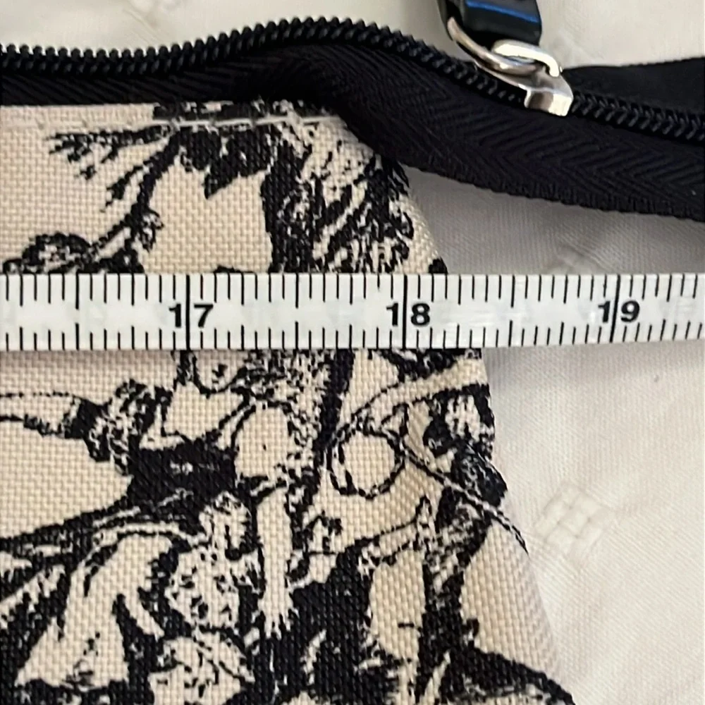Toile print ..non branded bag - Picture 7 of 10